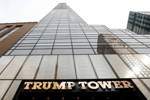 Ông Trump từng hứa sẽ rời khỏi vị trí điều hành doanh nghiệp nếu đắc cử tổng thống.

Không có dấu hiệu gì chứng tỏ tổng thống mới đắc cử sẽ thay đổi các quyết định mà mình đã tuyên bố trước đó. Vào cuối tháng 10, nhà báo nội chính lão luyện George Stephanopoulos của ABC News đã hỏi Donald Jr., Ivanka và Eric sẽ gắn bó với sự nghiệp kinh doanh của gia đình ra sao nếu cha của họ trở thành tổng tống. “Đó là những gì chúng tôi làm. Chúng tôi là những người đang xây dựng sự nghiệp này”, Donald Jr  