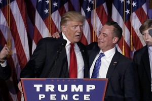  Donald Trump cảm ơn Reince Priebus (cà vạt xanh) trong bài phát biểu chiến thắng ngày 9/11. Ảnh: Reuters