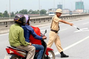  Hạn cuối cho chủ xe máy đăng ký sang tên đổi chủkhi mua bán qua nhiều lần là 31/12. Ảnh minh họa:Bá Đô
