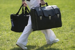 Chiếc cặp hạt nhân là vật bất ly thân, không bao giờ nằm ngoài tầm với của tổng thống Mỹ. Ảnh: CNN