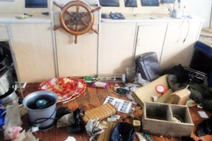 Bên trong tàu lạ trôi dạt trên biển Bình Thuận