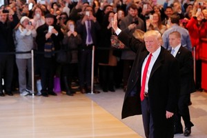  Donald Trump chào đám đông tập trung ở sảnh tòa nhà củaNew York Times ngày 22/11. Ảnh: Reuters