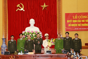 Các đồng chí trong Đảng ủy Công an Trung ương chúc mừng tân Thứ trưởng Nguyễn Văn Sơn.