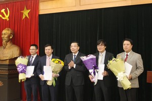 Bộ trưởng Chu Ngọc Anh trao Quyết định bổ nhiệm một số Lãnh đạo các đơn vị thuộc Bộ. Ảnh Most.gov.vn 