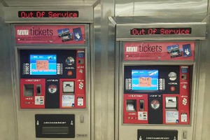 Các máy bán vé tự động bị hack.