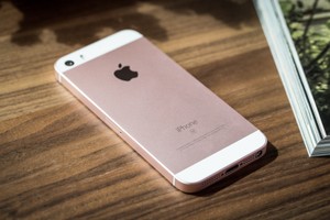 iPhone SE chính hãng giảm giá 2 triệu đồng