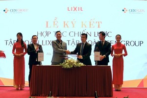 Ông Phạm Thanh Hưng, Phó chủ tịch HĐQT CENGROUP và ông Masahiko Hiramoto, Tổng giám đốc LIXIL Việt Nam thực hiện ký kết