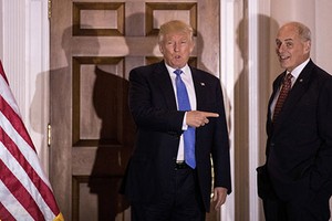 Ông John Kelly (phải) và Tổng thống đắc cử Trump. Ảnh: AFP