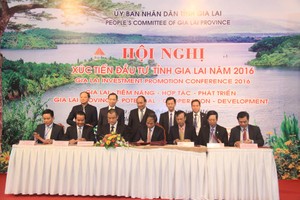 Thủ tướng Chính phủ Nguyễn Xuân Phúc chứng kiến lễ ký kết  giữa UBND tỉnh Gia Lai và các doanh nghiệp tại Hội nghị Xúc tiến đầu tư tỉnh Gia Lai năm 2016