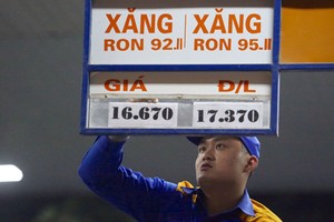 Giá xăng thế giới đang tăng mạnh. Ảnh: Ngọc Thành
