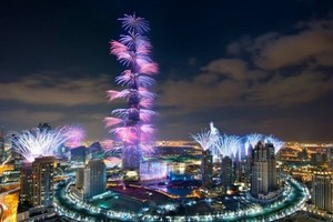 Tòa nhà cao nhất thế giới ở Dubai tỏa sáng đêm giao thừa