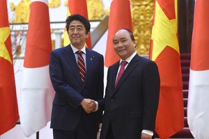 Thủ tướng Nguyễn Xuân Phúc và Thủ tướng Nhật Bản Shinzo Abe - Ảnh: VGP/Quang Hiếu 