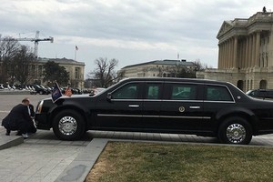 "Quái thú" đang đổi biển số, một phần trong quá trình chuyển giao quyền lực. Ảnh: Reuters