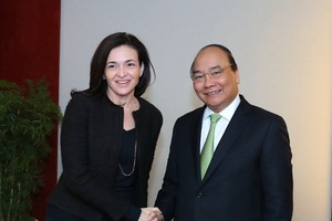 Thủ tướng Chính phủ Nguyễn Xuân Phúc và Giám đốc điều hành tập đoàn Facebook Sheryl Sandberg. - Ảnh: TTXVN