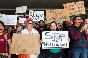 Người dân San Francisco biểu tình phản đối lệnh hạn chế hhập cư của Tổng thống Trump. Ảnh: Reuters