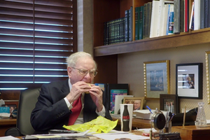 Warren Buffett thường ăn đồ ăn nhanh vào bữa sáng. Ảnh: HBO