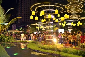 Đường hoa Nguyễn Huệ năm 2017 đã đáp ứng nhu cầu du xuân của đông đảo người dân và du khách. Ảnh VGP/Phan Hoàng