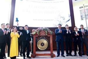 Bí thư Đinh La Thăng dự Lễ đánh cồng đầu Xuân tại HOSE