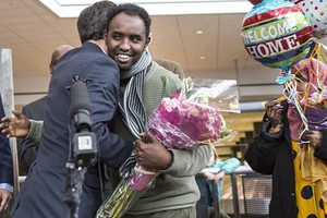 Một người nhập cư vui mừng khi được nhập cảnh tại sân bay Mỹ, sau khi sắclệnh hạn chế bị tạm dừng. Ảnh: Seatle Times