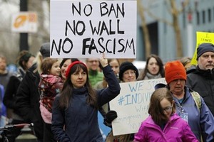 Các nhà hoạt động tuần hành phản đối lệnh cấm nhập cảnh của Tổng thống Donald Trump tại bang Oregon, Mỹ, ngày 30/1. Ảnh: Reuters.