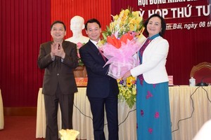 Lãnh đạo tỉnh Yên Bái chúc mừng tân Chủ tịch UBND tỉnh Đỗ Đức Duy.