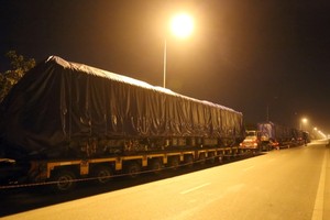 Tàu đường sắt Cát Linh - Hà Đông tập kết ở Hà Nội trong đêm