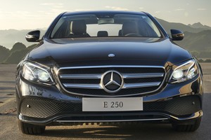 Phần đầu Mercedes E-Class thiết kế mang nhiều hình ảnh của chiếc sedan hạng sang S-Class.