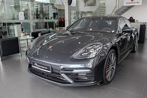 Porsche Panamera Turbo 2017 với gói trang bị hiệu suất cao, giá 12,76 tỷ đồng.