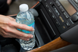 12 thứ không nên để trong xe khi đỗ lâu dưới trời nắng