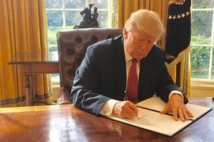 Tổng thống Mỹ Donald Trump ký sắc lệnh hạn chế nhập cảnh sửa đổi. Ảnh: White House