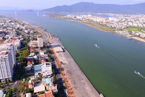 Khu vực sông Đà Nẵng dự định làm dự án hầm chui nằm giữa cầu Thuận Phước và cầu quay sông Hàn. Ảnh: Nguyễn Đông.