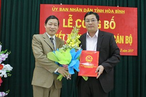 Phó Chủ tịch UBND tỉnh Hòa Bình Bùi Văn Cửu trao quyết định cho ông Phạm Tiến Dũng. Ảnh báo Hòa Bình. 