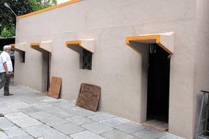 Phần lớn nhà trong làng đều không có cửa, thậm chí là nhà tắm hay nhà vệ sinh công cộng. Ảnh: BBC.