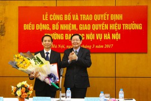 Bộ trưởng Lê Vĩnh Tân trao quyết định và chúc mừng ông Nguyễn Bá Chiến. Ảnh Moha.gov.vn