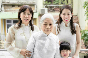 Cụ Bạch Thị Ngải (giữa) và 2 thế hệ kinh doanh của gia đình.