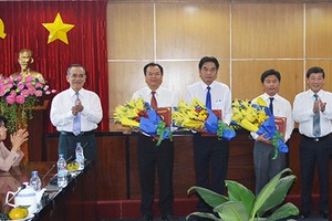 Ông Phạm Văn Cành và ông Trần Thanh Liêm trao quyết định và chúc mừng các cán bộ được bổ nhiệm. Ảnh báo Bình Dương