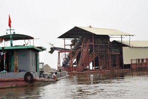 Các dự án khai thác cát trên sông Cầu qua huyện Quế Võ (Bắc Ninh) đã tạm dừng. Tàu cát tập kết, án binh bất động ở tỉnh Bắc Giang. Ảnh:Bá Đô.