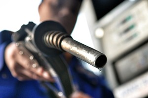 Theo Bộ Tài chính, giá bán lẻ xăng dầu của Việt Nam hiện ở mức rất thấp so với mặt bằng chung của thế giới, đặc biệt là so với các nước chung đường biên giới.