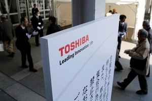 Cổ đông tham dự cuộc họp bất thường của Toshiba cuối tháng trước. Ảnh:Reuters