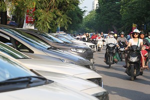 Hà Nội đã cấp phép cho việc trông giữ ôtô dưới lòng đường tại một số tuyến phố trung tâm. Ảnh:Ngọc Thành.