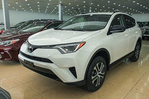 Toyota RAV4 2017 bản LE đầu tiên về Việt Nam.