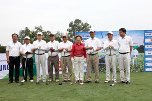 Bộ trưởng Bộ Kế hoạch và Đầu tư Nguyễn Chí Dũng (thứ 5 từ trái sang) cùng nguyên Bộ trưởng Võ Hồng Phúc (thứ 3 từ trái sang), nguyên Bộ trưởng Bùi Quang Vinh (thứ 2 từ trái sang) chụp ảnh cùng Ban Tổ chức trước giờ khai cuộc