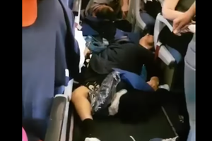 Phi cơ Nga vào vùng nhiễu động, hành khách bị hất mạnh lên trần khoang