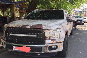 Chiếc xe Ford bán tảiđược dán decal hoen rỉ gây sốt cộng đồng. Ảnh Facebook Long Ha