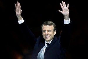 Ông Emmanuel Macron trên sân khấu tại sự kiện mừng chiến thắng diễn ra bên ngoài bảo tàng Louvre ở Paris tối 7/5. Ảnh:Reuters