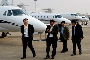 Các đại gia Trung Quốc mua chuyên cơ để di chuyển ranước ngoài. Ảnh:NY Times