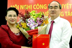 Chủ tịch Quốc hội Nguyễn Thị Kim Ngân trao quyết định cho ông Nguyễn Thiện Nhân. Ảnh:T.L