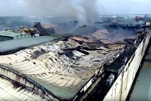 Vụ cháy kéo dài 5 ngày tại công ty may ở Cần Thơ gây thiệt hại 18 triệu USD. Ảnh:Cửu Long.