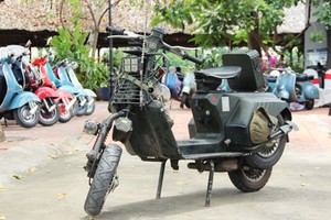Vespa cổ độ phong cách nhà binh tại Sài Gòn. Ảnh:Khải Biền.