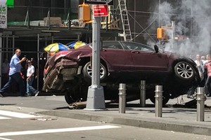 Chiếc xe bốc khói sau khi lao vào đám đông ở quảng trường Thời đại. Ảnh:Sky News